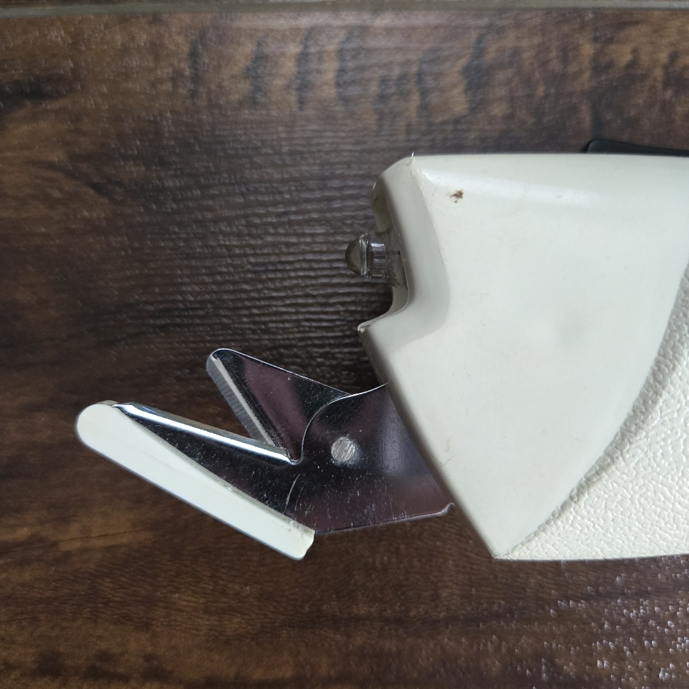 1970's Aunt Mary's Electric Scissors Model A3004 - Picture 3 of 10